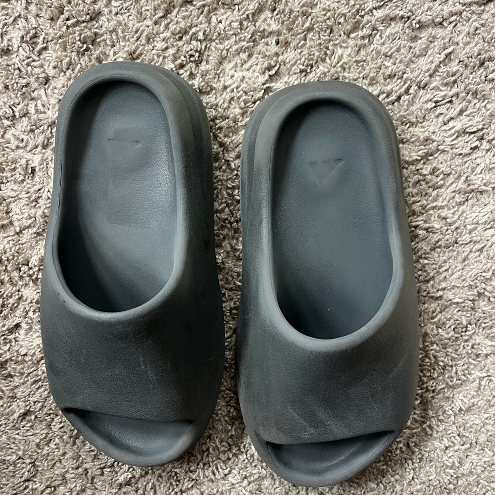 Yeezy slides skate gray size 5